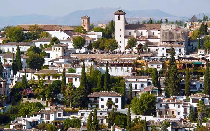 Las casas blancas del Albaicín, frente a la Alhambra