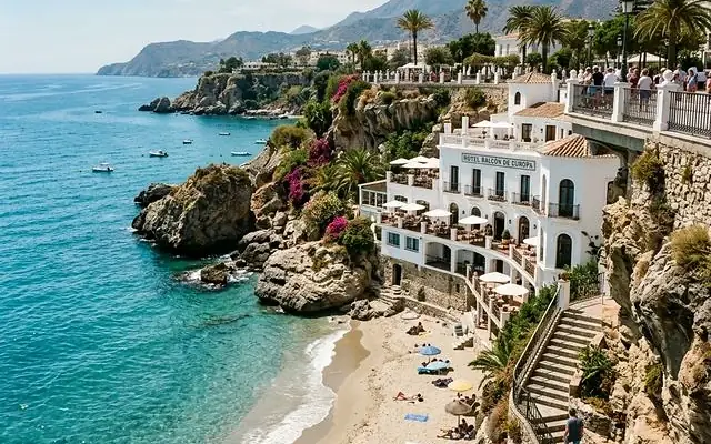 Las calas al pie de los acantilados de Nerja