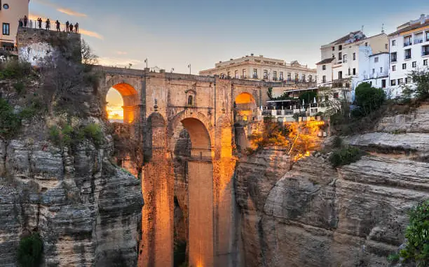 El puente de Ronda al anochecer, después de las catas