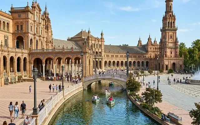 Rowing boats on the canal of Plaza de España