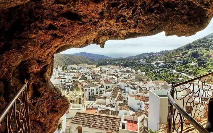 Un pueblo blanco visto desde debajo de la roca