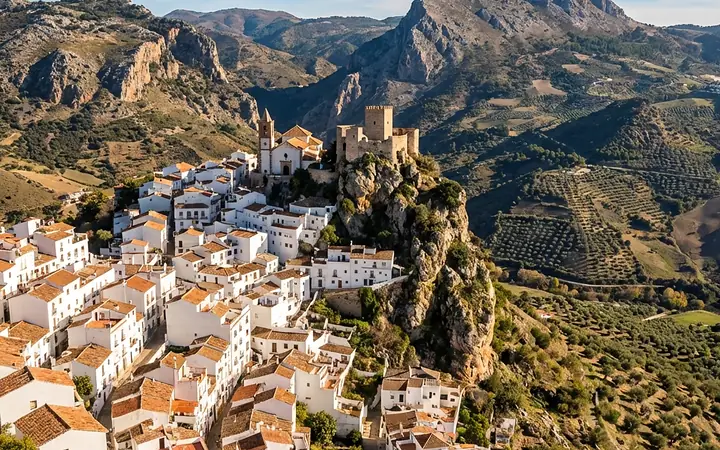 Un pueblo blanco encaramado en la sierra